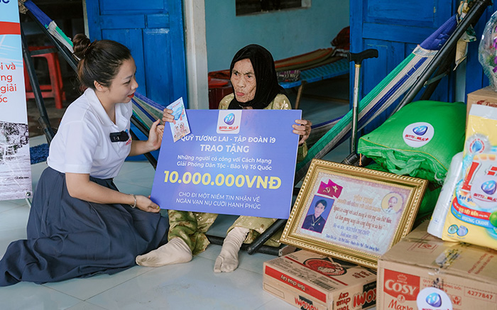 Hình ảnh nhân viên hỗ trợ khách hàng 999win chuyên nghiệp